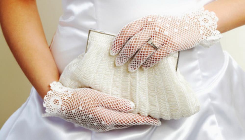 невеста с сумочкой в перчатках